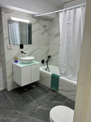 Serviettes fournies, savon, papier toilette