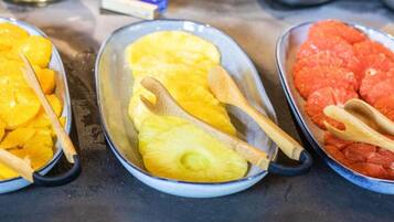 Tres bols amb trossos de fruita.