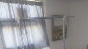 Una cama litera con una toalla colgando, un inodoro y un cuadro en la pared.