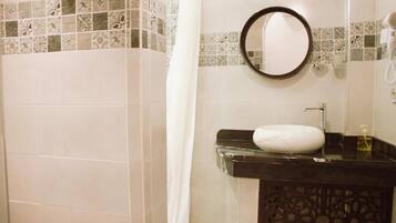 Tweepersoonskamer, uitzicht op de binnenplaats