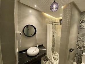 Deluxe Double Room, Courtyard View | Bathroom - Riad Zyna (Meknès)