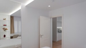 Habitación de hotel con cama, baño y kitchenette.