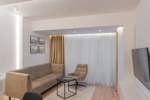 Apartamento, 3 quartos | Área de estar | TV 43 cm com canais a cabo