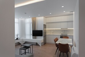 Apartamento, 3 quartos | Cozinha privada | Geladeira, micro-ondas, fogão, cooktop