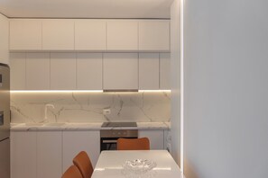 Apartment, 3 Bedrooms, Balcony | Private kitchen | Fridge, microwave, oven, stovetop - Elrea Living (Tirana)