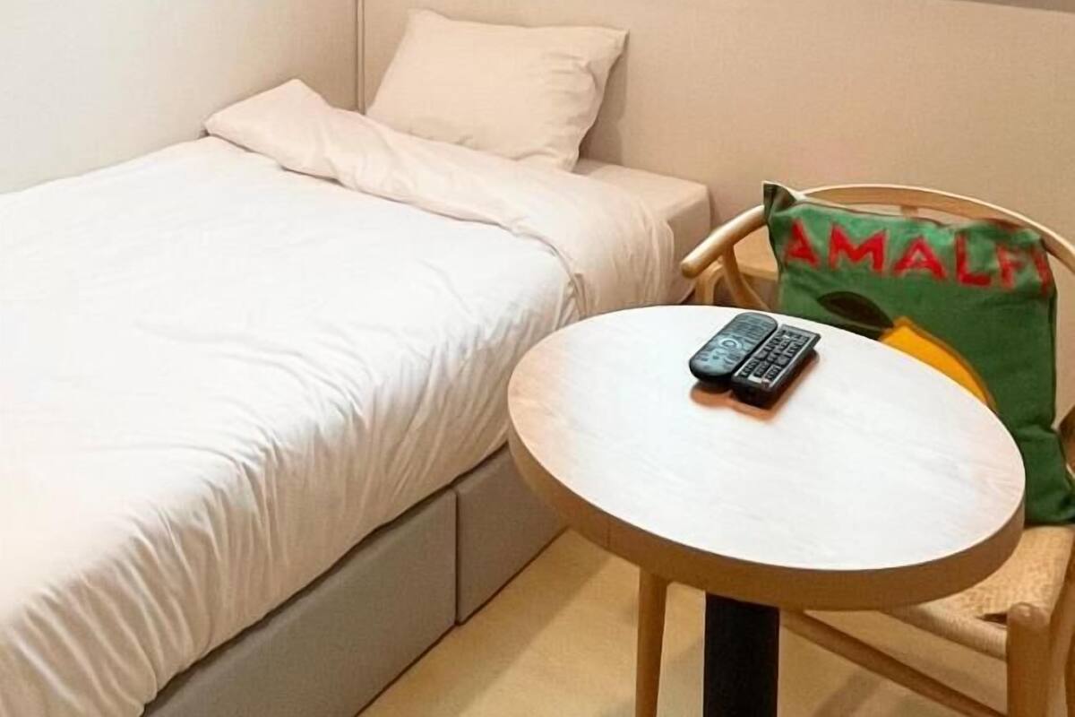 Habitación individual económica | Espacio para trabajar con un portátil y wifi gratis