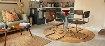 Stunning semi- rural cottage with a huge bed!