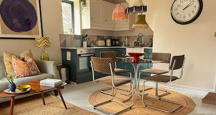 Stunning semi- rural cottage with a huge bed!