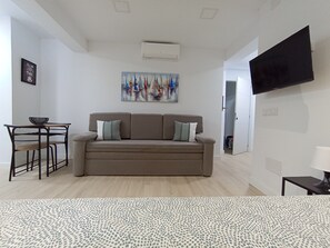 Living area - Charming studio in the center of Malaga, close to train and bus station. (Malaga)