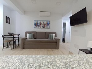 Living area - Charming studio in the center of Malaga, close to train and bus station. (Malaga)
