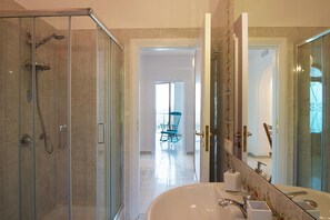 Shower, hair dryer, bidet - Villa Sam with pool and sea view - My Rental Homes (Piano Di Sorrento)