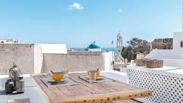 Traditional Studio Suite, City View | Tempat makan luar