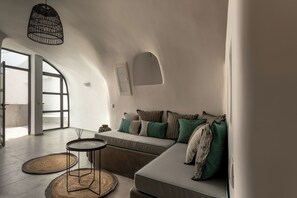 Villa Tradition, bain à remous, vue cour intérieure | Coin séjour