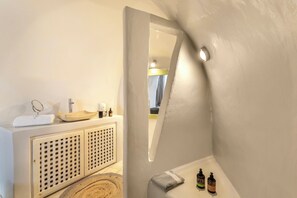 Traditional House, Courtyard View | Sauna - Casa Grande Santorini (Megalochori)