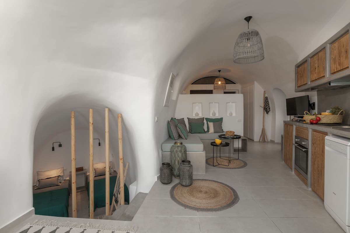Een modern interieur met keuken, eetgedeelte en woonruimte.