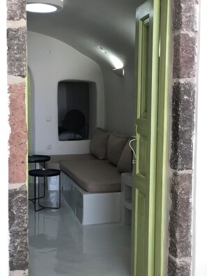 Traditional House, Courtyard View | Interior - Casa Grande Santorini (Megalochori)