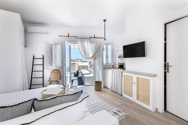 Traditional Studio Suite, City View | In-room safe, blackout drapes, soundproofing, iron/ironing board
