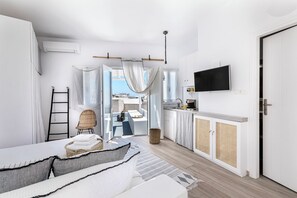 Traditional Studio Suite, City View | In-room safe, blackout drapes, soundproofing, iron/ironing board - Casa Grande Santorini (Megalochori)