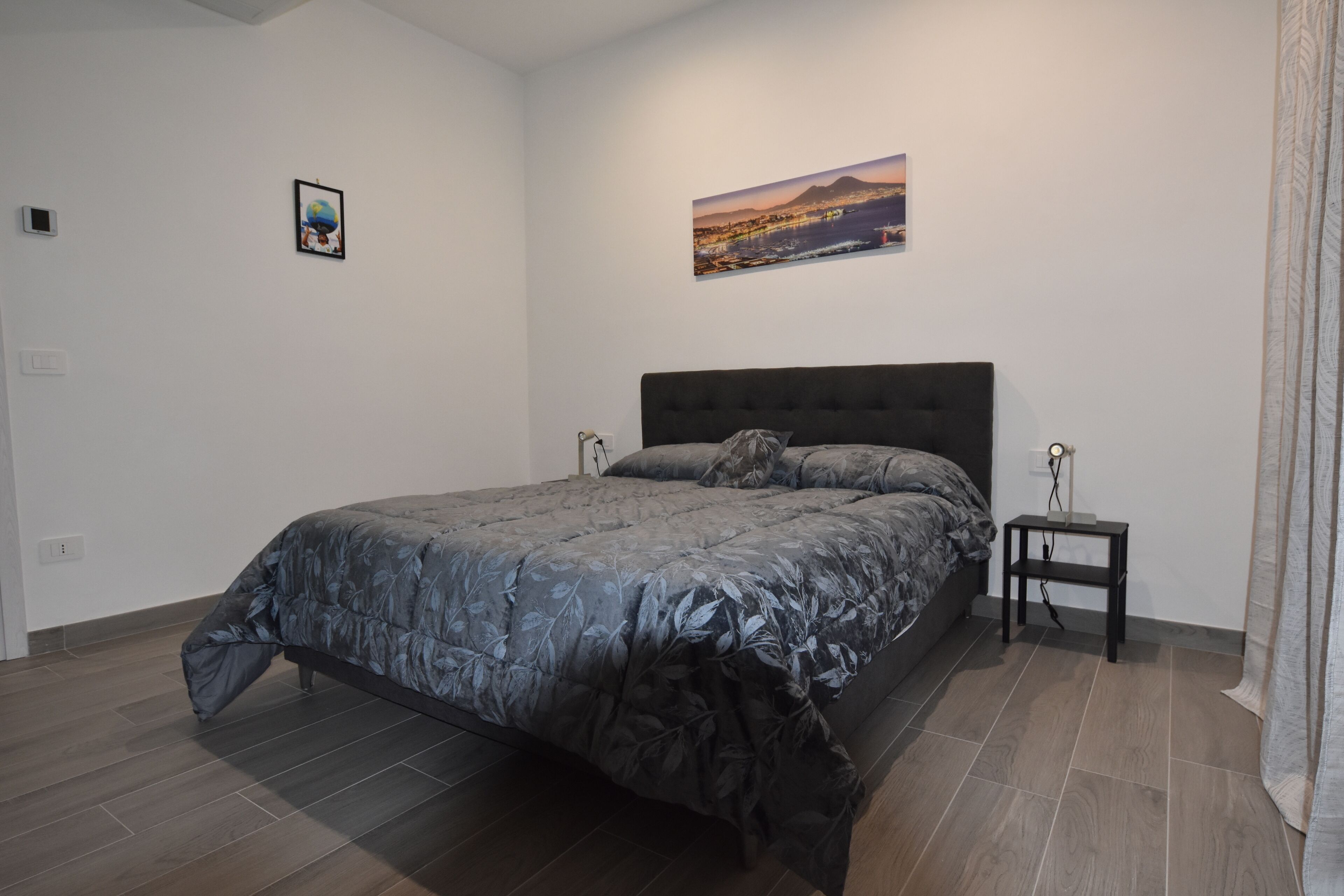 Verdunkelungsvorhänge, schallisolierte Zimmer, Bügeleisen/Bügelbrett