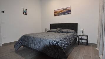 Verdunkelungsvorhänge, schallisolierte Zimmer, Bügeleisen/Bügelbrett