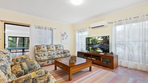 TV - 9 Esprit Drive - Rainbow Shores (Rainbow Beach)