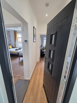 Interior - Stylish 3-Bed Apartment with Side Sea View in Bognor Regis (Bognor Regis)