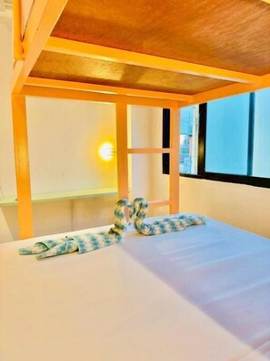 Egyptian cotton sheets, premium bedding, down duvets, memory-foam beds - Lazy Sunday Khaosan Hotel (Bangkok)