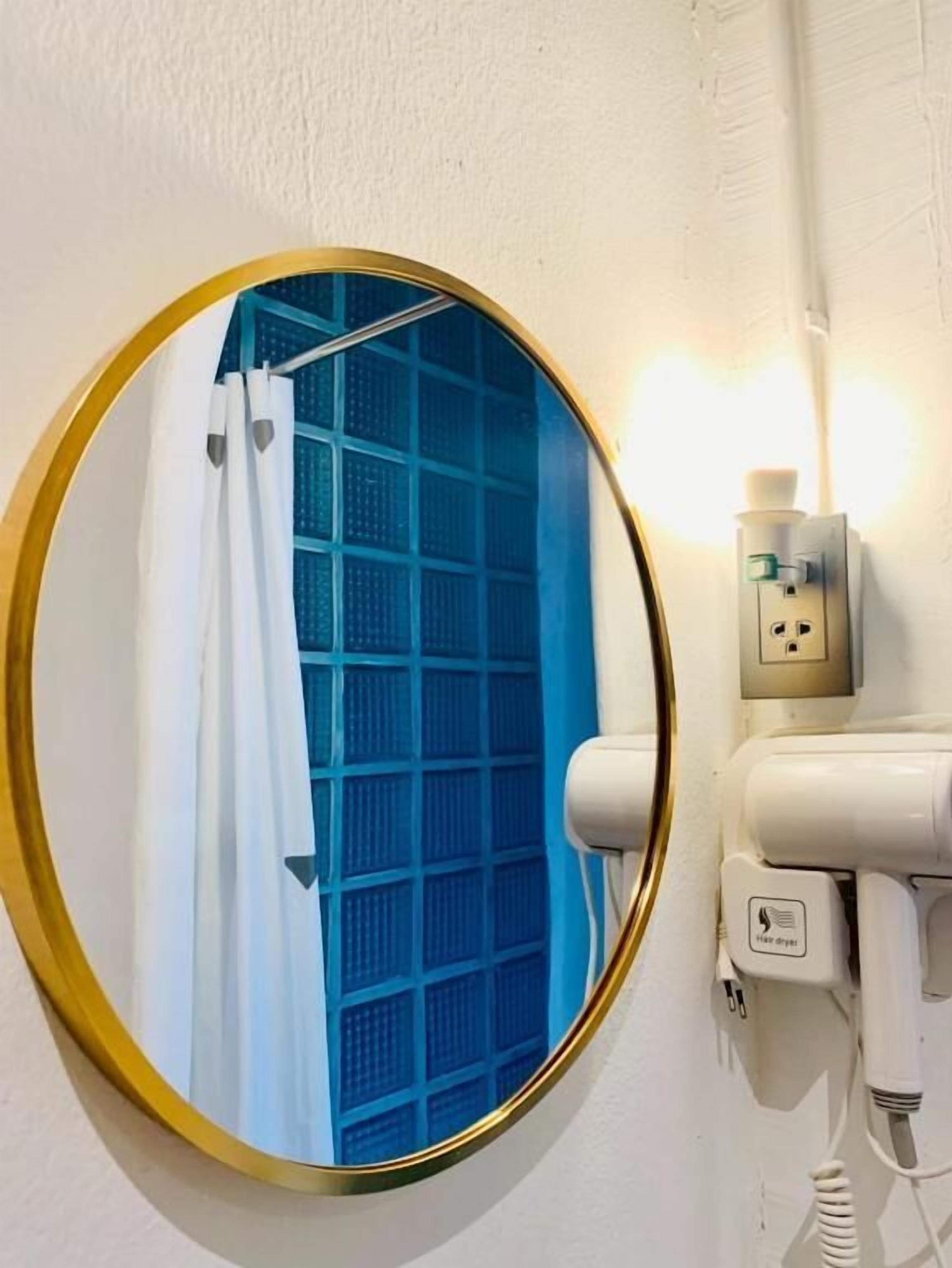 Shower pijat air, perlengkapan mandi desainer,  dan pengering rambut