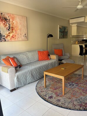 TV, stereo - Perfect escape right at the beach with restaurants and cafes at your doorstep. (Trinity Beach)