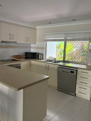 ثلاجة، ميكروويف، فرن، موقد طهي مسطح