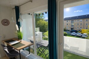 Dining - fewo1846 - Elbe27 - Comfortable studio apartment with balcony and garden view (Flensburg)