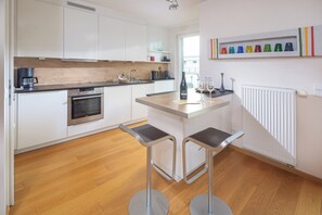 Fridge, microwave, oven, stovetop - // Holiday apartment NEY 3 // (Norderney)