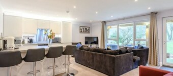 A combination of 2 adjacent holiday lets, sleeps max 9, WiFi, parking, 2 HotTubs