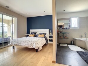 4 bedrooms, iron/ironing board, Internet, bed sheets - Villa with infinity pool and breathtaking views near Béziers and beaches (autignac)