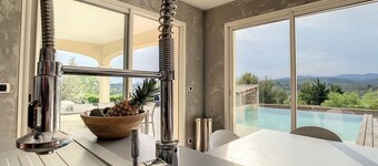 Villa with infinity pool and breathtaking views near Béziers and beaches