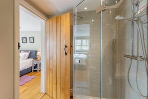 Shower, hair dryer, towels, soap - The Gate Lodge - One Bed Cottage - Pet Free - Nr Finchingfield & Saffron Walden (Little Bardfield)