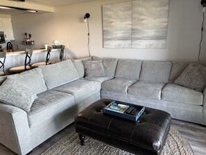 TV - Oceanfront Condo sleeps 4 (Old Orchard Beach)