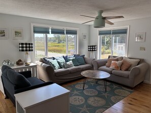 TV, fireplace - 4 BR / 3 Bath house in Ferry Beach (Saco)