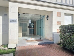 A building entrance with a sign reading "GARDIEN". - Apartment Sand by Interhome (Deauville-Trouville)