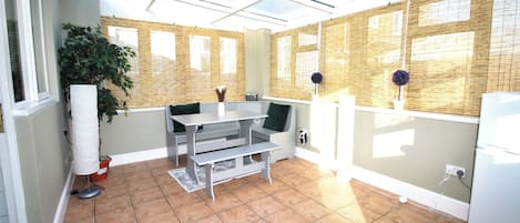 Bangalô, 3 quartos, varanda, vista para o jardim | Opções para refeição