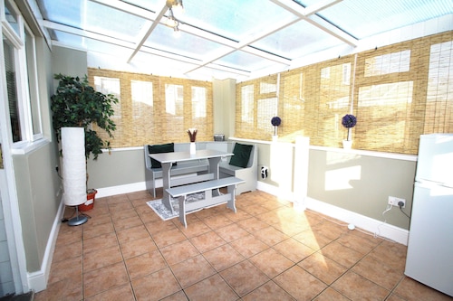 Large Bungalow - 3 Beds 2 Baths - Very Large Enclosed Garden - Dogs Stay Free