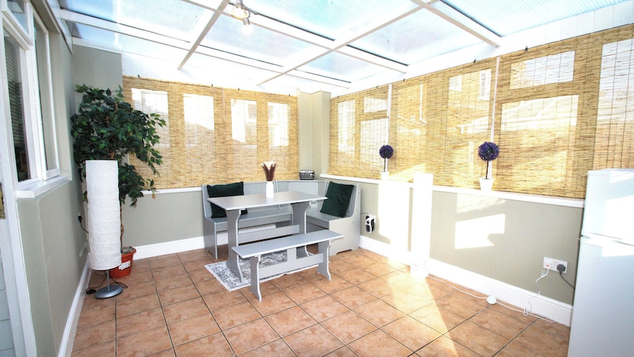 Large Bungalow - 3 Beds 2 Baths - Very Large Enclosed Garden - Dogs Stay Free