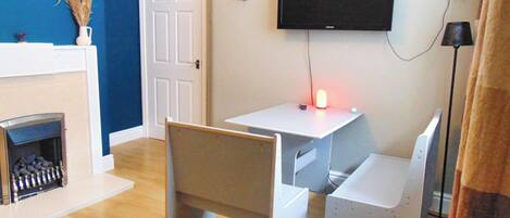 Bungalow, 3 habitaciones, patio, vista al jardín | Sala de estar