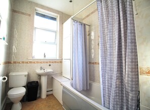 A bathroom with a toilet, sink, and bathtub. - Large Bungalow - 3 Beds 2 Baths - Very Large Enclosed Garden - Dogs Stay Free (Birmingham)