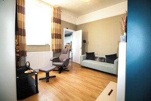 Living area - Large Bungalow - 3 Beds 2 Baths - Very Large Enclosed Garden - Dogs Stay Free (Birmingham)