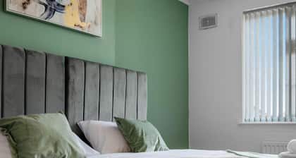 Family Fun Retreat | Gaming Room, Garden & Sleeps 8