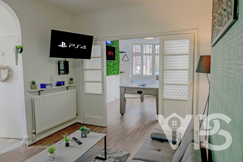 Family Fun Retreat | Gaming Room, Garden & Sleeps 8