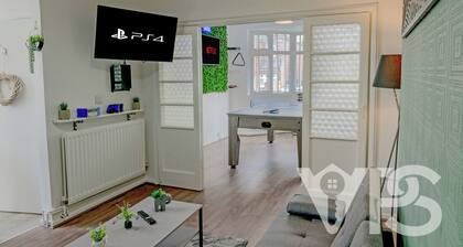 Family Fun Retreat | Gaming Room, Garden & Sleeps 8