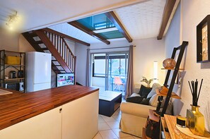 TV, books - Cosy duplex with pool and terrace in Fréjus (Fréjus)