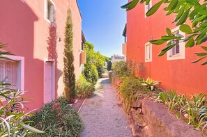 Property grounds - Cosy duplex with pool and terrace in Fréjus (Fréjus)